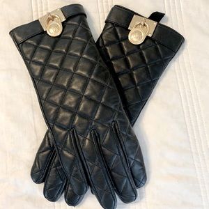 Women’s MK leather gloves.